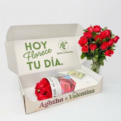 CAJA CON FLORERO DE ROSAS ROJAS 