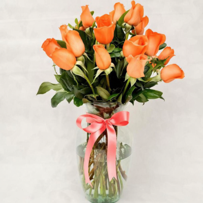 Florero con 24 rosas color salmón o naranja 