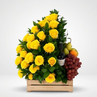 Arreglo de rosas amarillas con frutas y vino en caja de madera – Flores a domicilio en Colombia