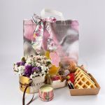 desayuno sorpresa en caja tipo bolso con sandwich o waffle, parfait  y jugo de naranja y caja de flores artificiales  entrega   a domicilio en Bogota 