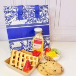 desayuno sorpresa en caja tipo bolso con sandwich o waffle, parfait  y jugo de naranja  entrega   a domicilio en Bogota 