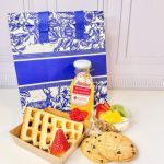 desayuno sorpresa en caja tipo bolso con sandwich o waffle, parfait  y jugo de naranja  entrega   a domicilio en Bogota 