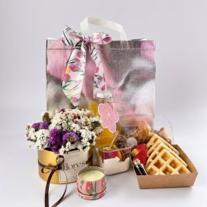 desayuno sorpresa en caja tipo bolso con sandwich o waffle, parfait  y jugo de naranja y caja de flores artificiales  entrega   a domicilio en Bogota 
