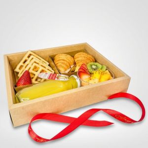 desayunos sorpresa con waffle, sandwich, fruta o parfait y jugo 
