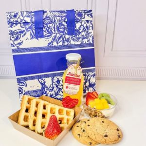 desayuno sorpresa en caja tipo bolso con sandwich o waffle, parfait  y jugo de naranja  entrega   a domicilio en Bogota 